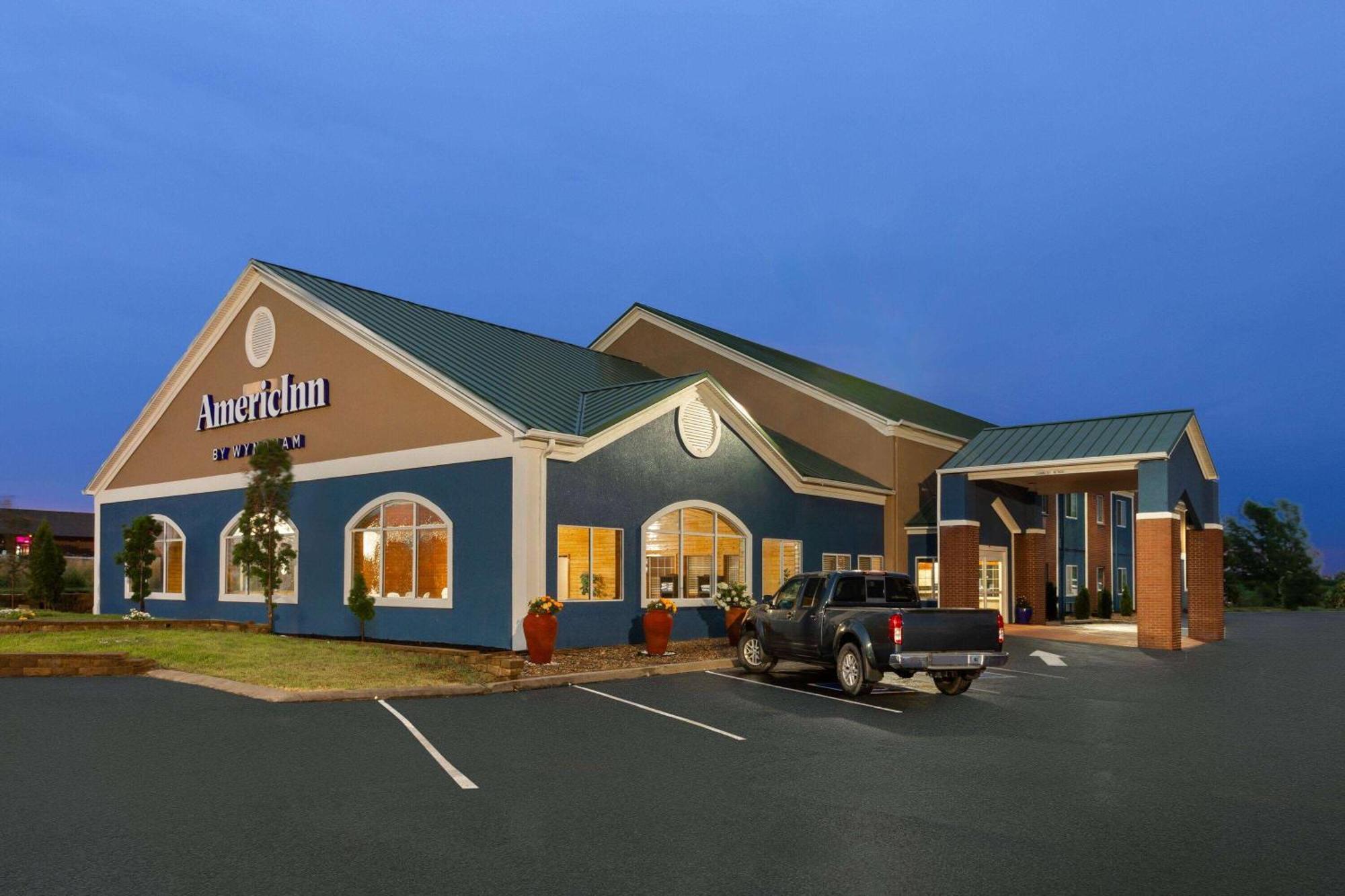 Pioneer Inn & Suites Grinnell Exterior photo
