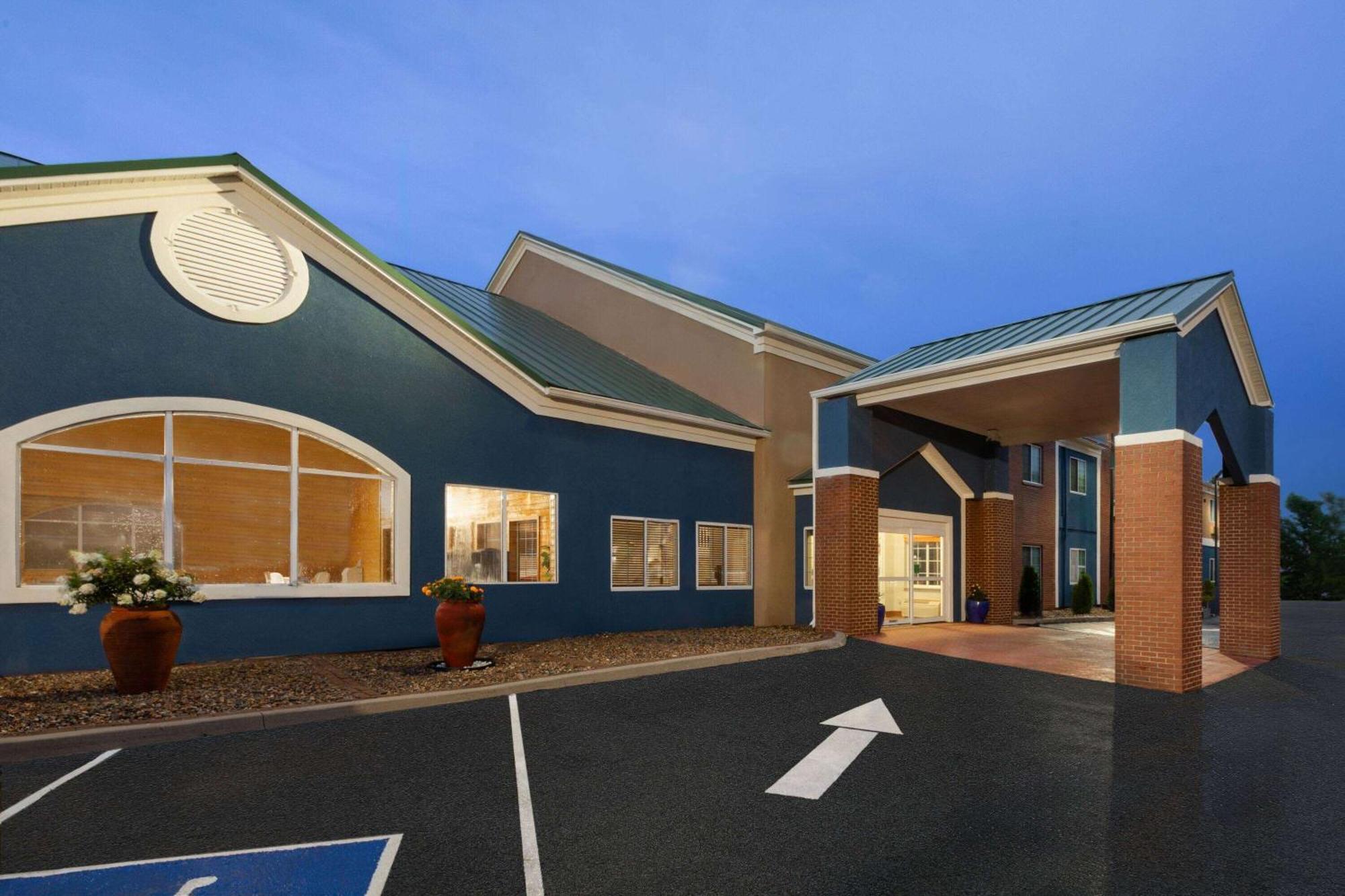 Pioneer Inn & Suites Grinnell Exterior photo